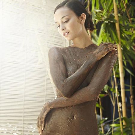Hard Rock Hotel Goa Calangute Zewnętrze zdjęcie A woman with mud on her body