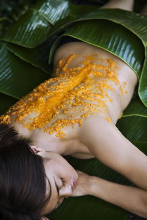 Hard Rock Hotel Goa Calangute Zewnętrze zdjęcie A woman with turmeric applied to her back